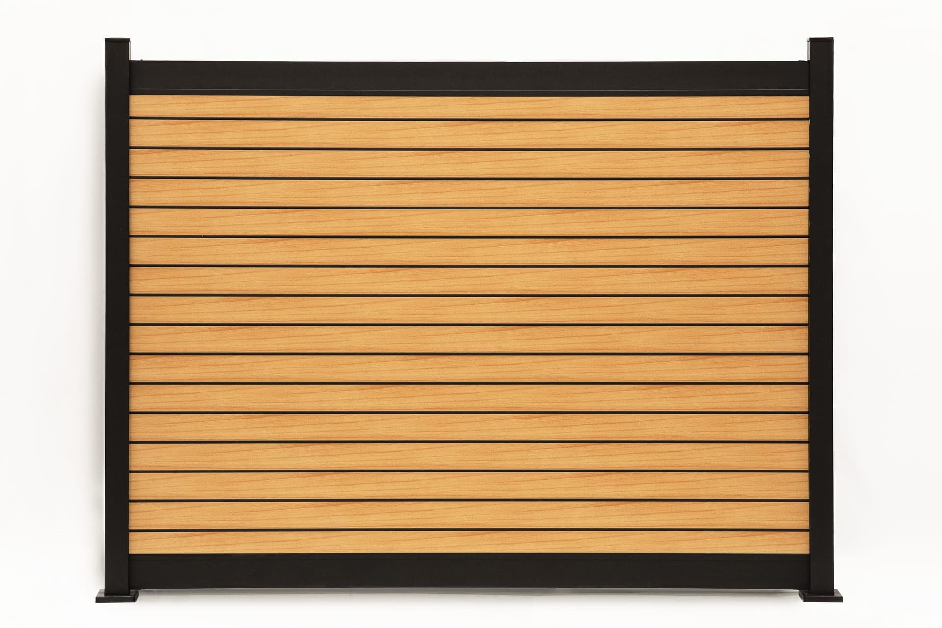 Panneaux de clôture d’intimité horizontaux modernes en aluminium grain de bois, installés à pleine hauteur de 8 pi dans une cour arrière canadienne